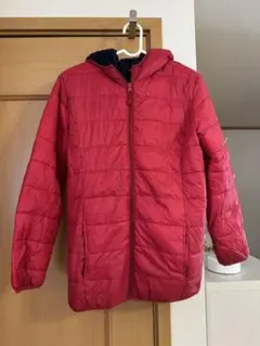 赤いフード付きキルティングコート.