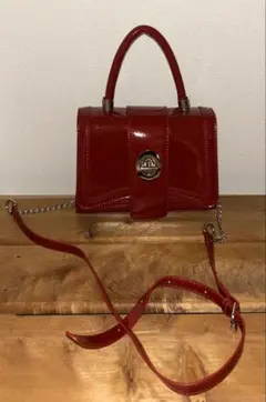 赤いパテントレザーショルダーバッグ