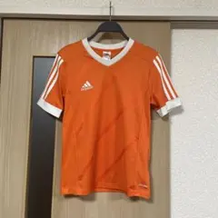 adidas オレンジ Vネックシャツ 160サイズ