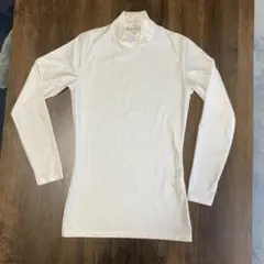 白のハイネックインナーシャツ