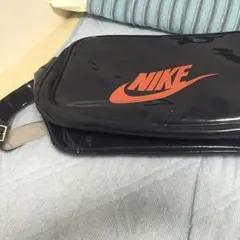NIKEのエナメルバッグ