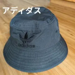 adidas グレー バケットハット