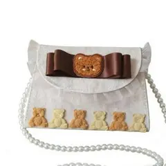 くまモチーフ付きホワイトバッグ