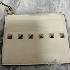 VALENTINOのロックスタッズカーフスキンカードケースファスナー付き