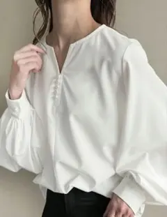 JUNOAH パール釦キーネックブラウス M