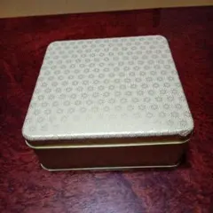 金色四角形空き缶