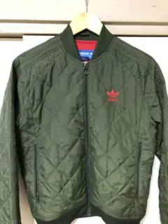 adidas オリーブ キルティングジャケット