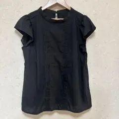 ナチュラルビューティーベーシック　ブラック フリル袖 ノースリーブ トップス