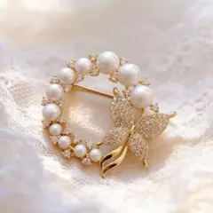 エレガントなパールとクリスタルの蝶のブローチ