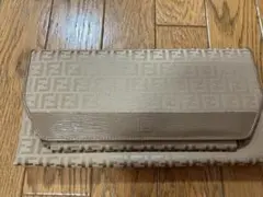 Fendi ロゴ入りクラッチバッグ ベージュ