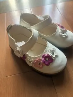 ホワイト 花モチーフ ベビーシューズ
