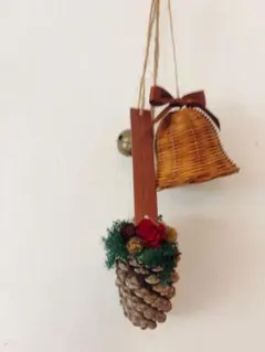 クリスマスオーナメント⭐︎松ぼっくりとラタン製ベル付き