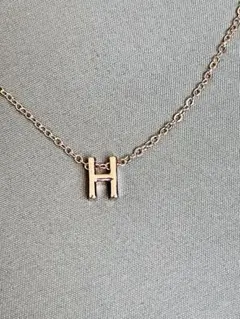 今だけ！値引き！【新品•未使用】イニシャル　ゴールドネックレス　[H]のサムネイル