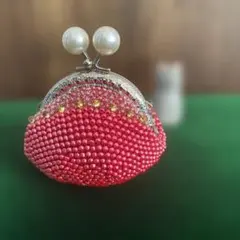 ビーズ装飾の赤いがま口財布