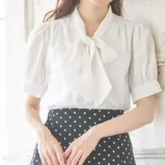 【美品】tocco closetトッコクローゼット　ボウタイリボン　半袖ブラウスのサムネイル