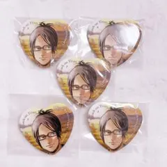 進撃の巨人 ハンジ アニーク ハート缶バッジ - メルカリ