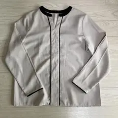 ベージュ 長袖シャツ 黒の縁取り