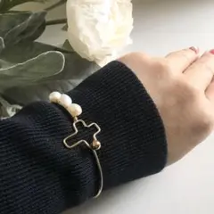 クロスと淡水パールのバングル