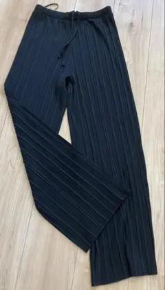 ユニクロ　プリーツストレートパンツ　ブラック