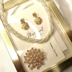 ❉新品♡　上品パールが沢山　お花の華やかコサージュ　カメリアピアス２連ネックレス