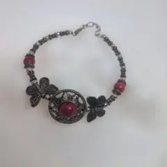 赤いビーズの蝶のデザインブレスレット