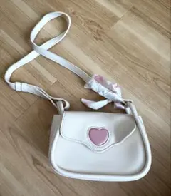 ホワイト ハート型ショルダーバッグ