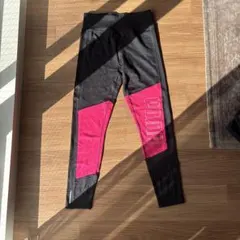 ブラック/ピンク ロゴ入りタイツ