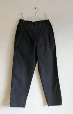黒いカジュアルパンツ スリムフィット