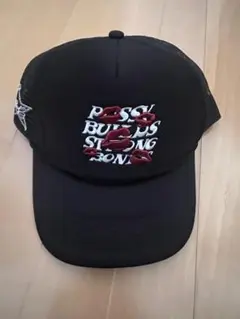 黒い刺繍ロゴのベースボールキャップ