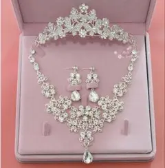 新品ブライダル3点セット蝶々ティアラ ・ネックレス・イヤリング結婚式ウェディング