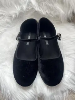 ZARA 黒いベルベットフラットシューズのサムネイル