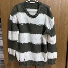 オリーブグリーンとホワイトのニットセーター