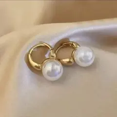 ホワイト　パールピアス　ゴールド　フープ　パール　大粒　一粒　韓国　お洒落　白