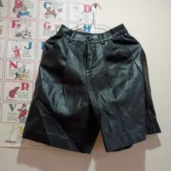 レザー 風ブラック ハーフパンツ プリーツ付き