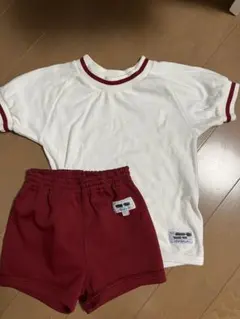 体操服 幼稚園　保育園　キリンジ　白赤 Tシャツとショートパンツ