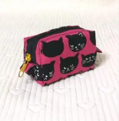 黒猫柄ポーチ ゴールドファスナー付き