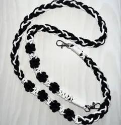 推し活推しカラーハンドメイドマクラメお花のスマホショルダーストラップ黒