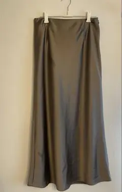 カーキ色タイトスカート　サテン