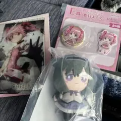 暁美ほむら ぬいぐるみ D賞 & 鹿目まどか バッジ・ステッカーセット E賞追加
