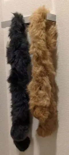 軽く暖かく膨らむファーのマフラー 黒とベージュ セット　フリーサイズ77cm