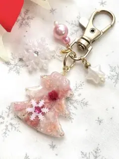 レジンキーホルダー　ドライフラワーのクリスマスツリー型チャーム ピンク