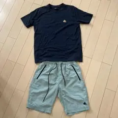 LOGOSネイビーTシャツとナイロンショートパンツ
