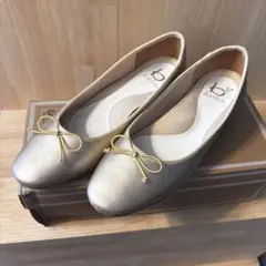 ゴールドリボン付きバレエシューズ