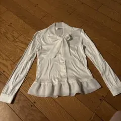 リボン付きホワイトシャツのサムネイル