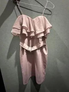 フリル付きピンクドレス