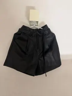 レザーショートパンツ