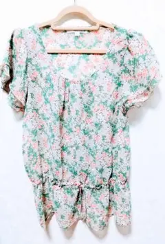 新品同様 KLEIN PLUS 小花柄ブラウスのサムネイル