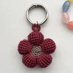 花形編み物キーホルダー　レッド