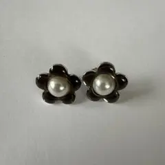 MARY QUANT 花型パール付きスタッドピアス