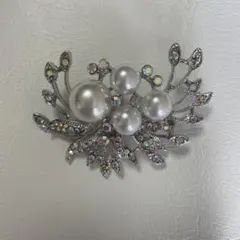 エレガントなパールとクリスタルのブローチ